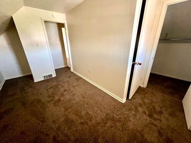 Building Photo - Recently Renovated - 3 bedroom 2 bathroom ...