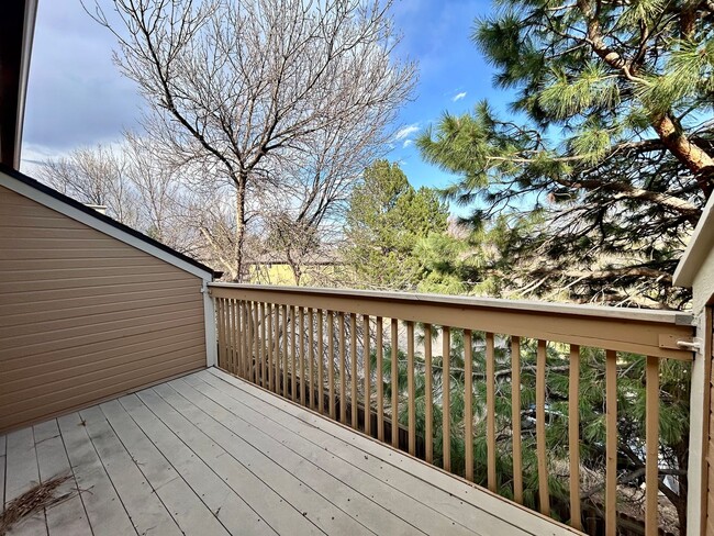 Building Photo - Sunny & Spacious 2-Bedroom Townhome