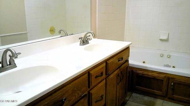 Building Photo - 901 Las Aves Pl