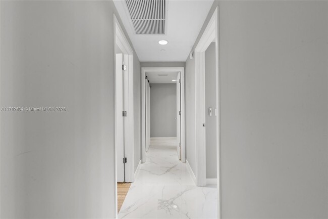 Building Photo - 1010 Brickell Ave