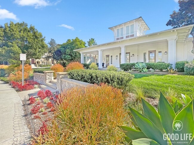 Building Photo - Stunning 3B/3BA Townhome in Oceanside!