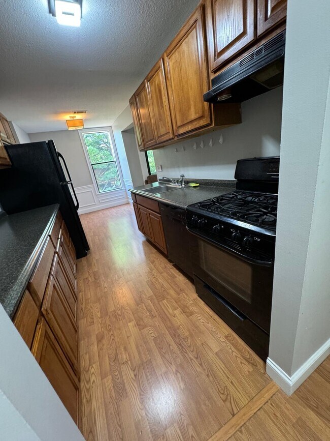 Building Photo - 38K Shrewsbury Green Dr