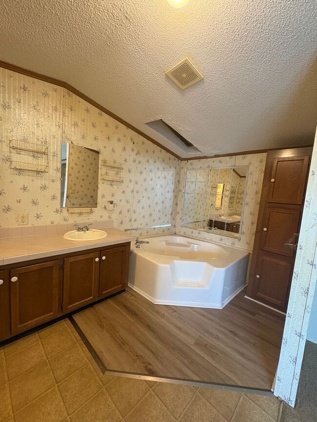 Building Photo - Spacious 3 Bed 2 Bath Mobile Home