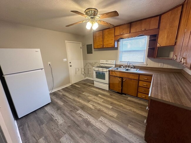 Building Photo - 2 Bd / 1 Ba -107 S Arlington Ave, Independence Rent $925- DUPLEX with garage