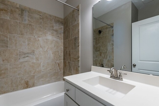 Building Photo - 3 bedroom/2.5 Bath End Unit Townhome in Ho...