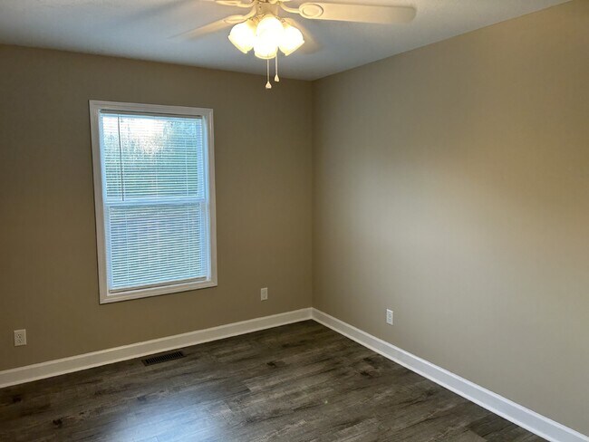 Building Photo - "Charming 2-Bedroom Retreat with 2 Full Baths in Cookeville – Spacious 1082 Sq Ft Living!"