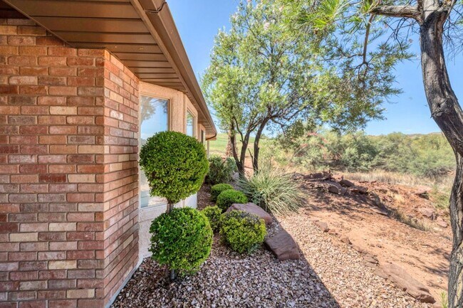 Building Photo - 3 Bedroom Home In Southgate!