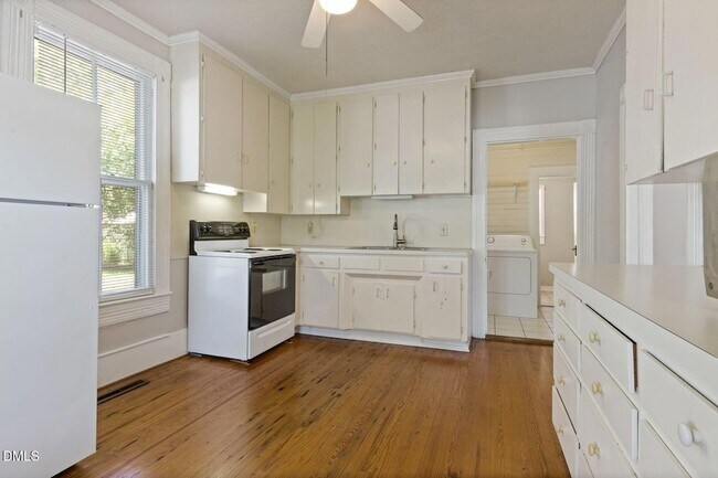 Building Photo - 106 W Ivey St