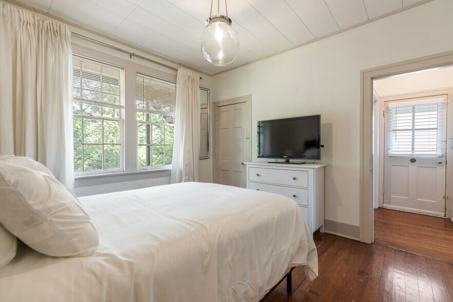 Building Photo - 2018 Sweetbriar Ave