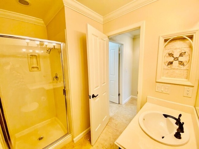 Building Photo - Elegant and Move-In Ready 4BD/3BA, Two-Sto...