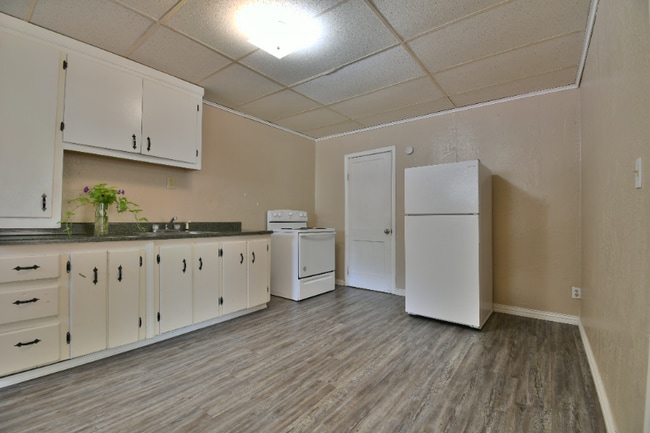 Building Photo - 808 W Cypress Ave