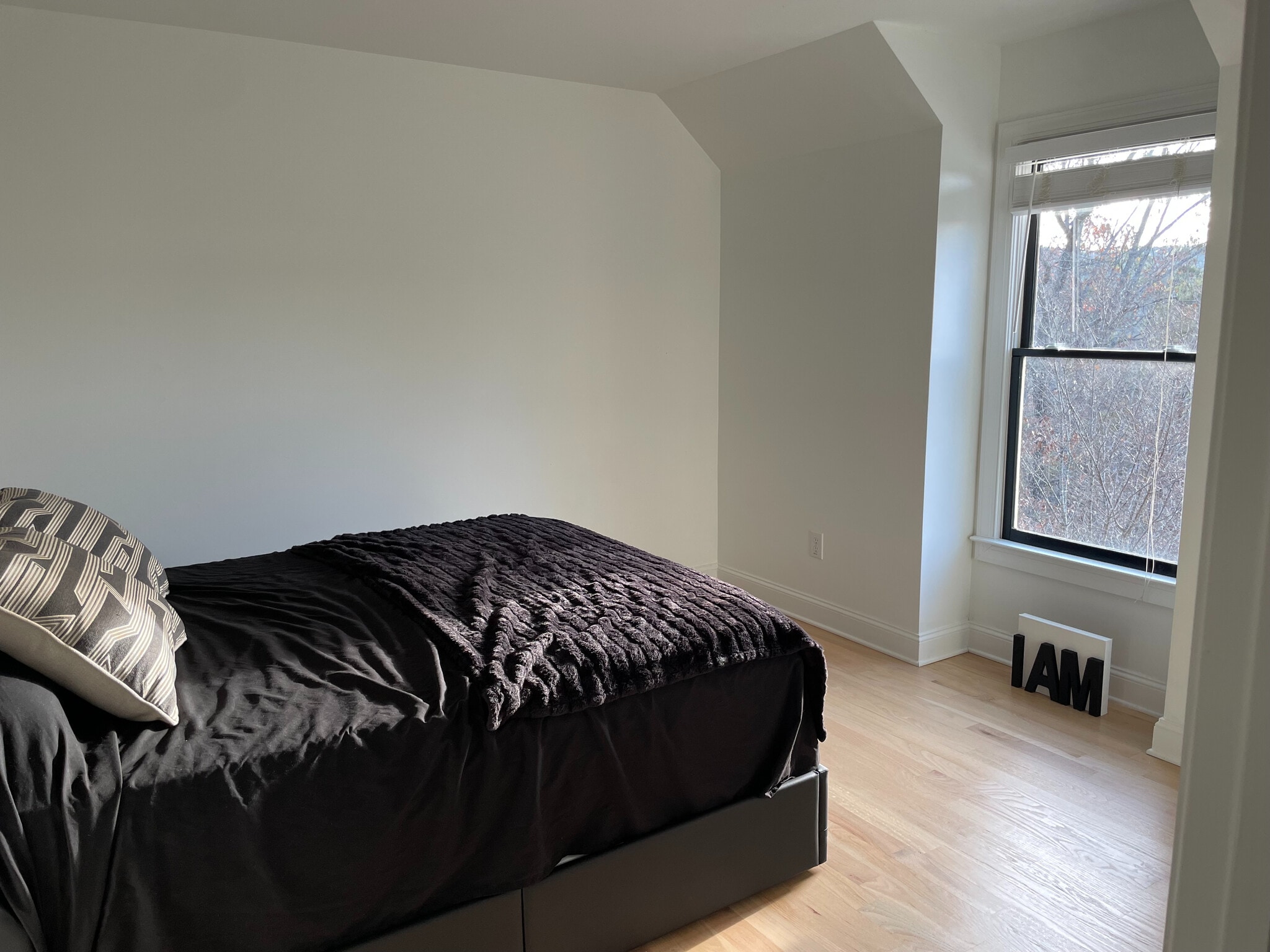 Building Photo - Room in House on Hillside Dr