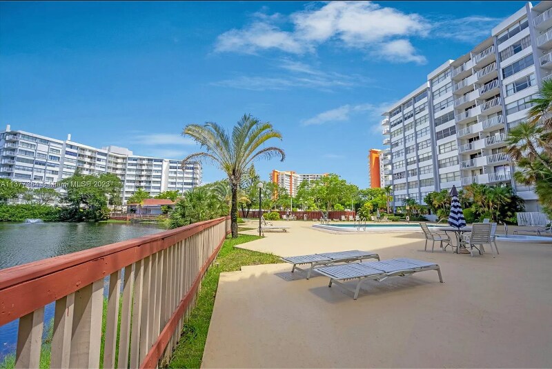 Building Photo - 1300 NE Miami Gardens Dr