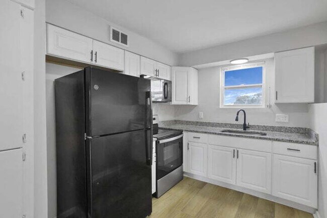 Building Photo - 1009 Lilley Ave