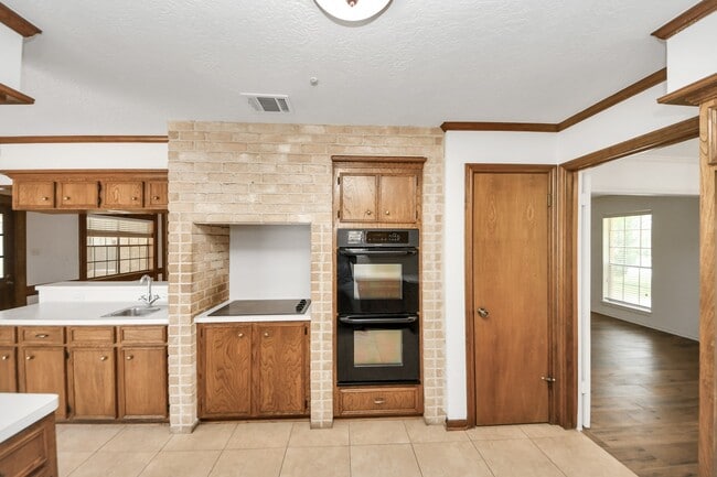Building Photo - 8006 Oakington Dr