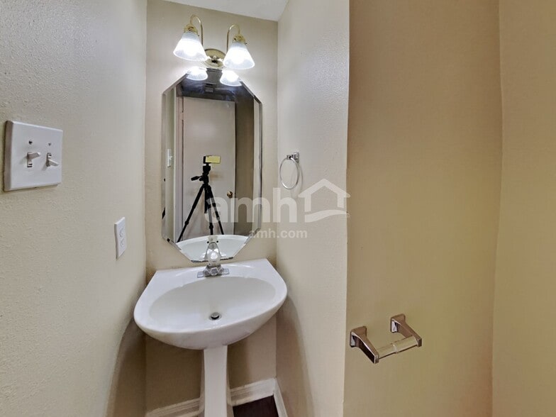 Building Photo - 2908 Cambridge Circus