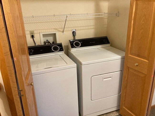 Building Photo - 2BR Woodbury Townhome with flexible lease term!