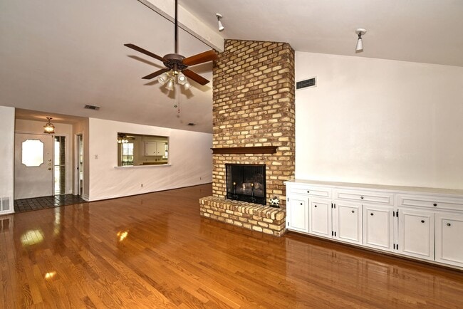 Building Photo - Lovely garden home in great location