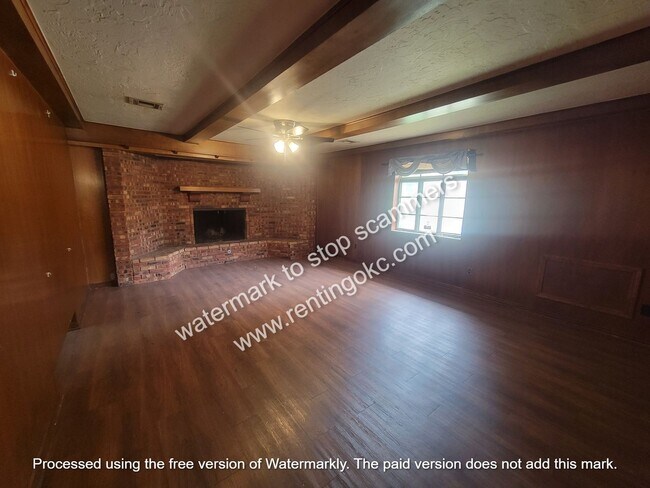 Building Photo - 3 OR 4 bed ready to go!