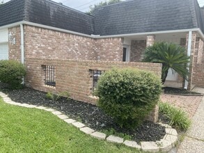 Building Photo - 5 Bendwood Dr