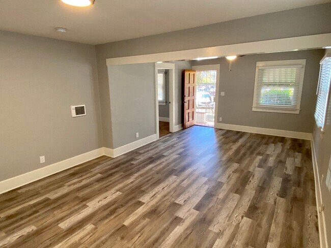 Building Photo - Charming 2 Bedroom Craftsman House w/Porch and Private Back Patio in Hillcrest