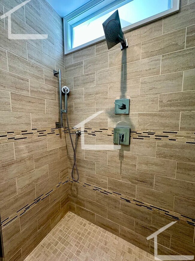 Building Photo - Top Floor Newly Renovated 1 bed NO BROKER FEE