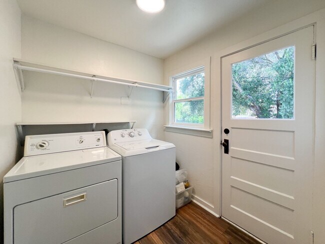 Building Photo - Charming Downtown Napa Cottage with Large Fenced Yard & Ample Parking
