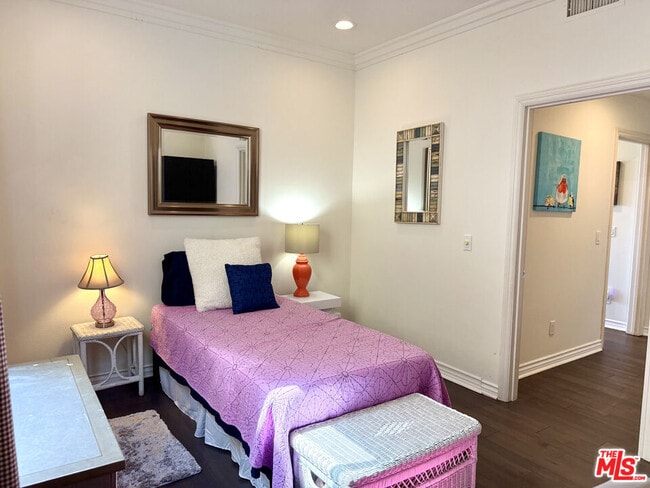 Building Photo - 5 Marisol