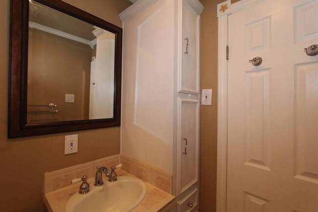 Building Photo - Centrally Located 2/1!