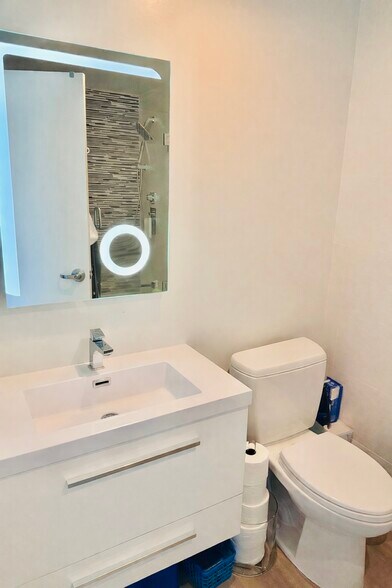 Building Photo - 207 King St