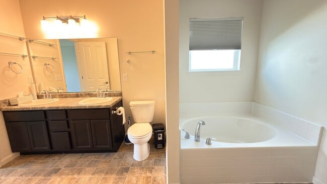Building Photo - Spacious 3 Bed 2 Bath w/office