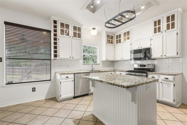 Building Photo - 2604 Stenson Dr