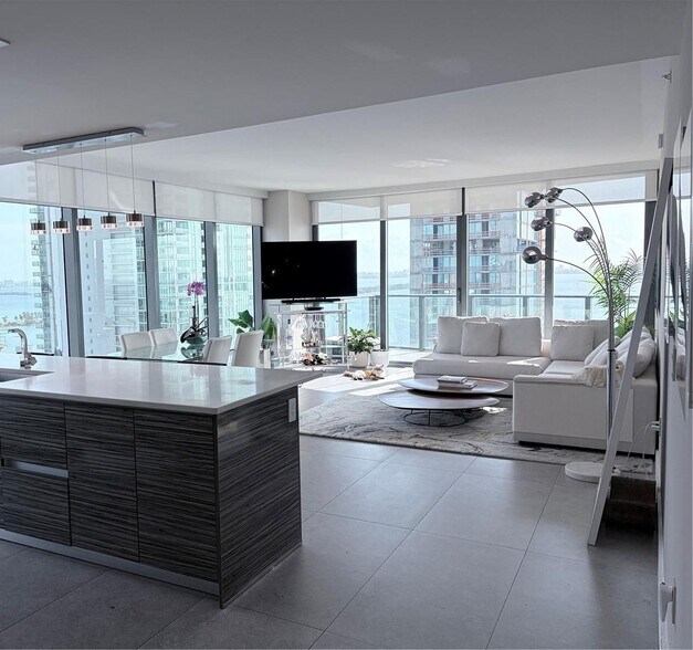 Building Photo - 460 NE 28th St