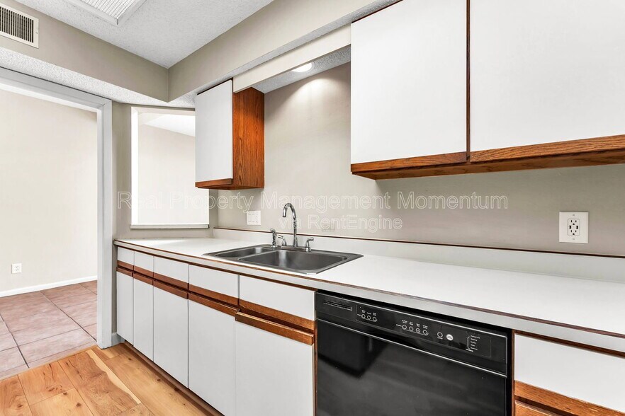 Building Photo - 930 E Primrose St