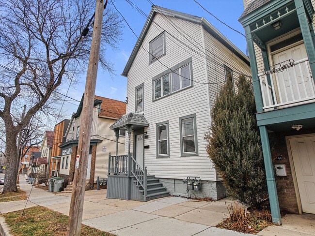 Building Photo - Updated 3 Bed / 1 Bath Duplex — Lower East Side Milwaukee