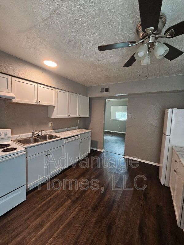Building Photo - 711 N 70th St