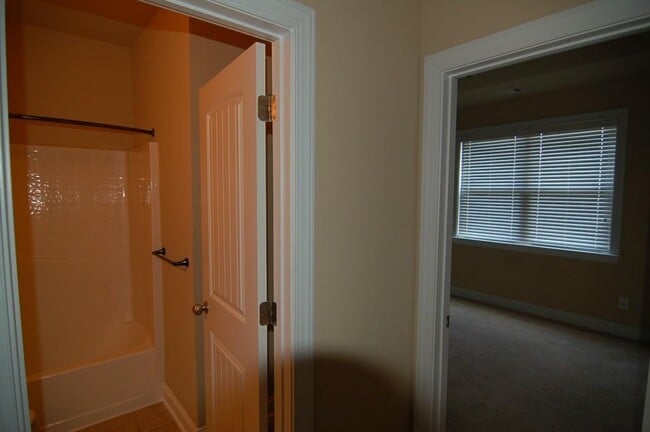 Building Photo - 2145 Manor View