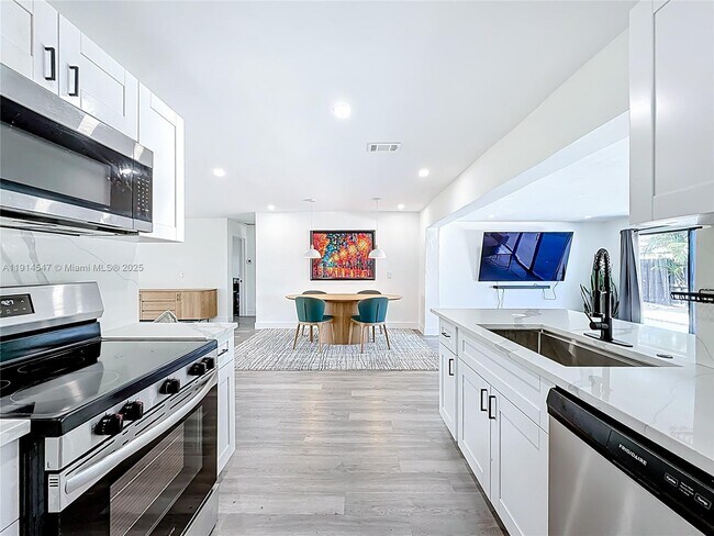 Building Photo - 600 N 66 Terrace