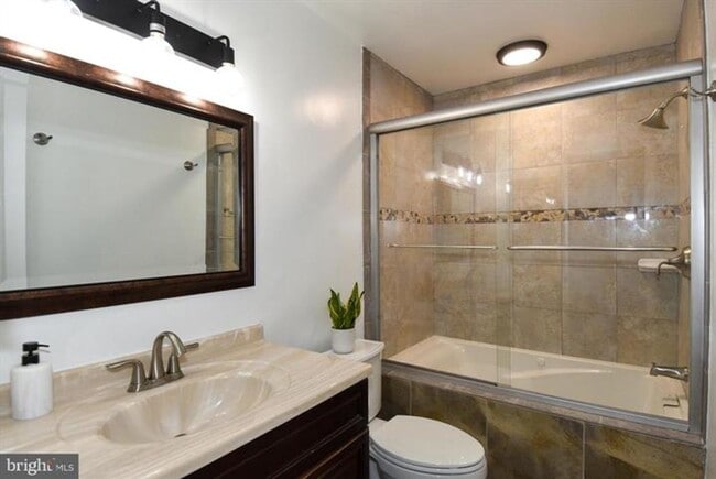 Building Photo - Set within the sought after community of Runnymeade, this beautifully maintained townhome offers ...