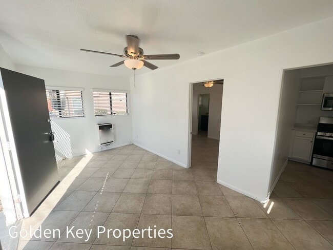 Building Photo - Single-level apartment in Oceanside a block to the beach!