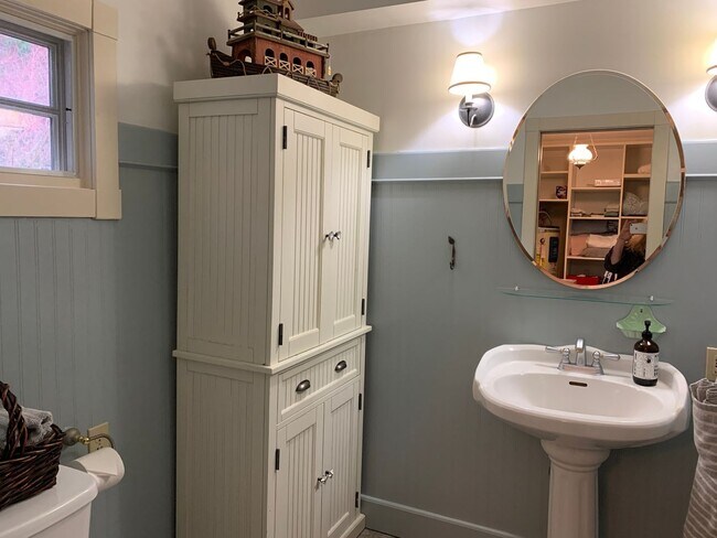 Building Photo - Charming 1BR House in Shelton