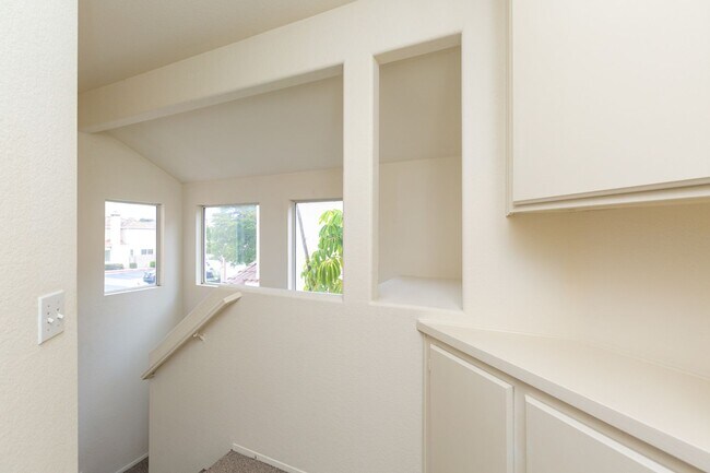 Building Photo - 2 Bedroom Townhome in Scripps Ranch
