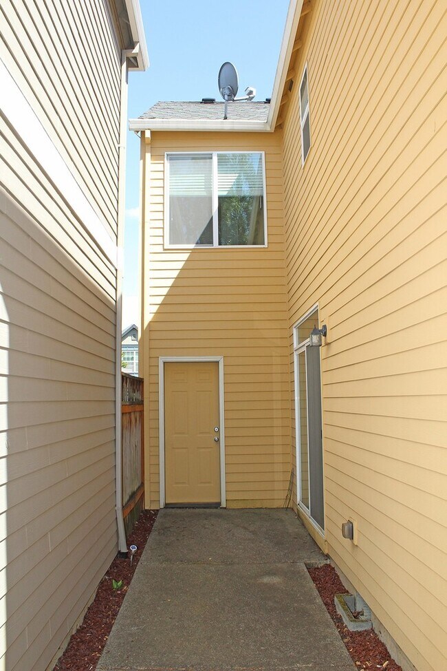 Building Photo - 937 SE Elina Ave