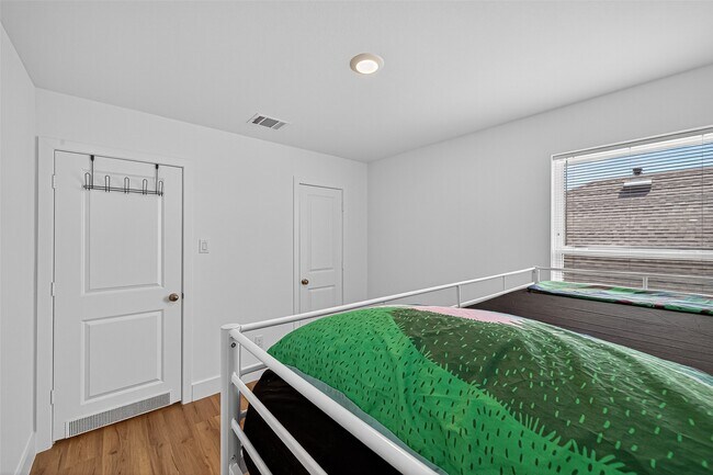 Building Photo - 27615 Village Cir Dr