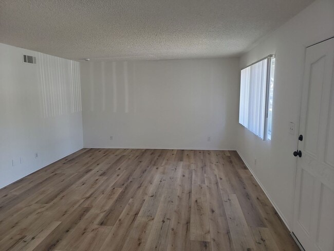Building Photo - Popular Townhouse - All-Gas Appliances