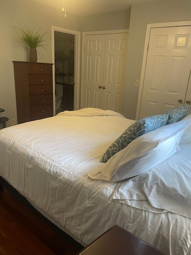 Building Photo - Fabulous 1BR Furnished Duplex
