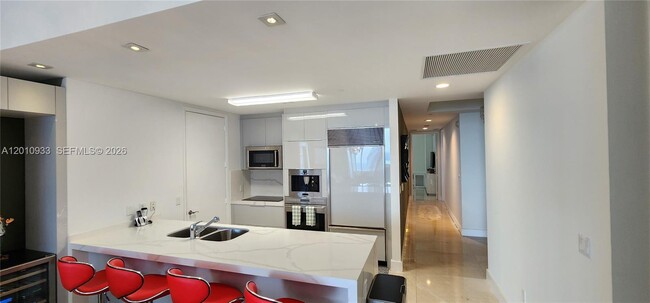 Building Photo - 15811 Collins Ave