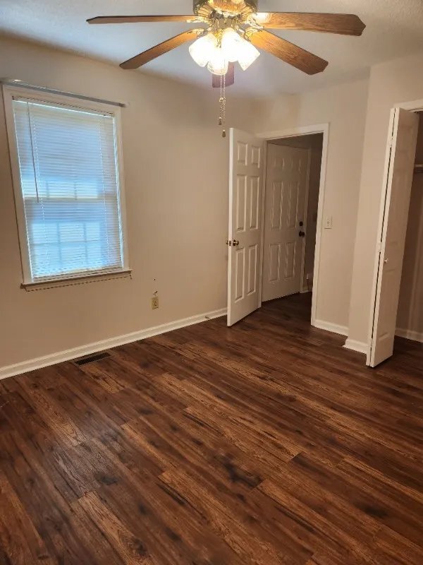 Building Photo - 2503 E Lakeview Dr