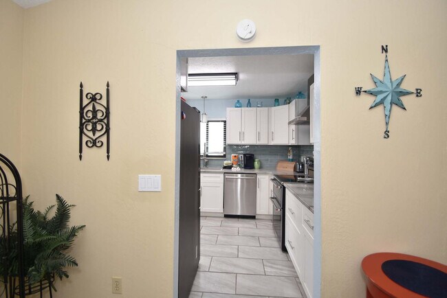 Building Photo - 3 Cherokee Ct W