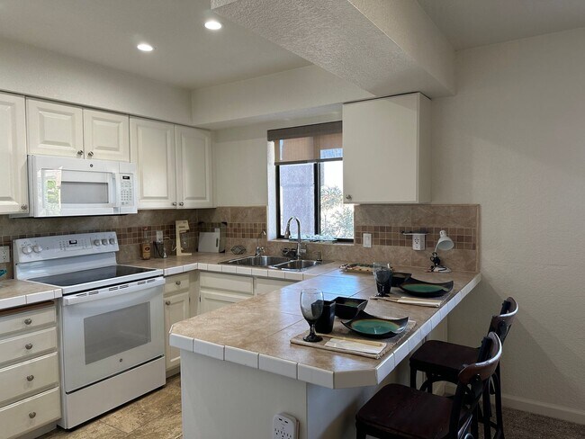 Building Photo - PENDING Furnished/or Un-Furnished - Pool h...